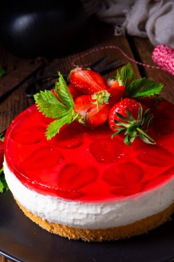 Çilekli kremalı turta.