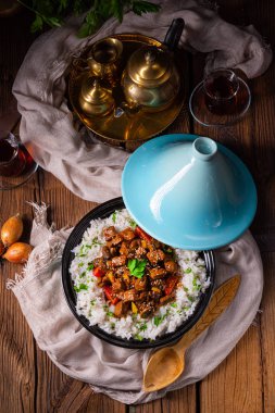 Kırmızı biber ve susamlı Tajin sığır eti güveci.