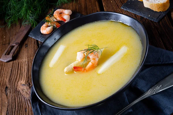Super pyszne zupa szparagowa z krabem i Kapers . — Zdjęcie stockowe
