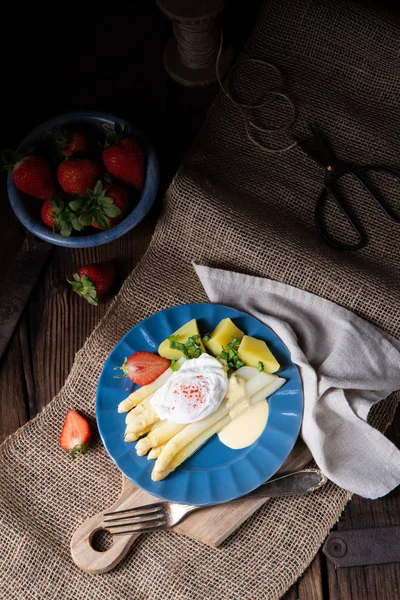 Espárragos cocidos con huevo y patatas —  Fotos de Stock