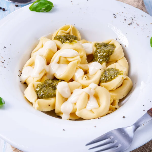 Tortellini di formaggio s bazalkovým pestem a sýrovou omáčkou — Stock fotografie