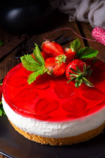 Çilekli kremalı turta.