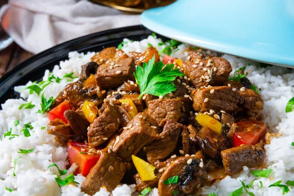 Kırmızı biber ve susamlı Tajin sığır eti güveci.