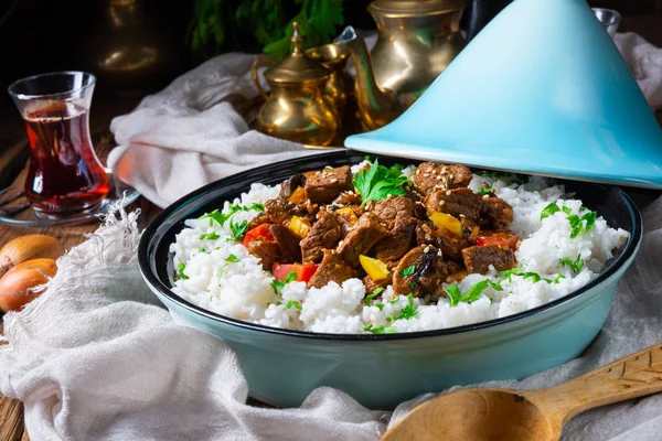 Kırmızı biber ve susamlı Tajin sığır eti güveci.