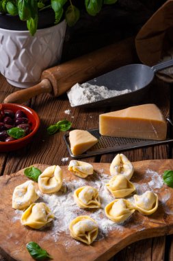 Peynir ve biberli lezzetli tortellini di formaggio.