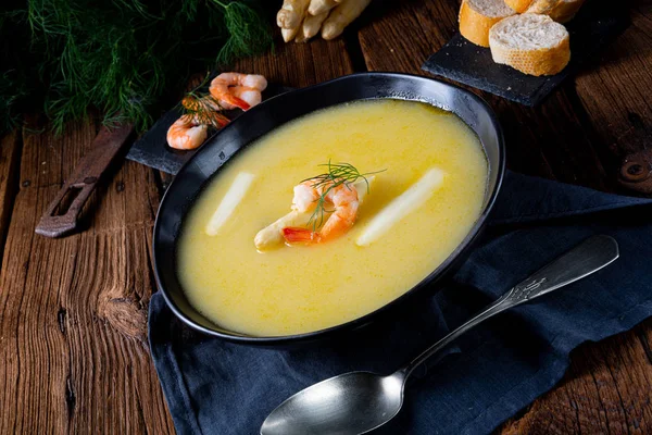 Yengeç ve kapari ile süper lezzetli kuşkonmaz çorbası . — Stok fotoğraf