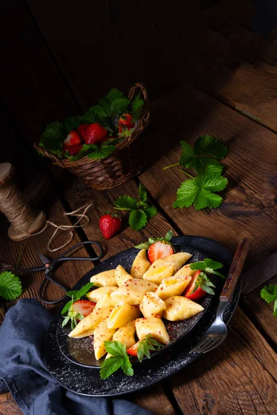 Kopytka - polský bramborový knedlík s jahodami — Stock fotografie