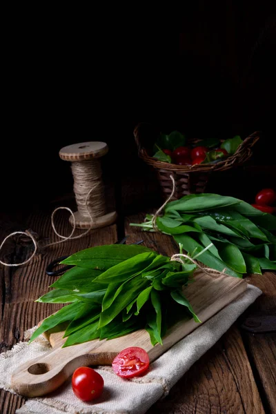 Allium ursinum ramson fresco con muchas vitaminas valiosas —  Fotos de Stock