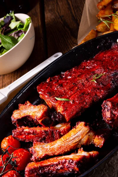 Gegrilde ribbetjes in pittige marinade met salade en groenten — Stockfoto