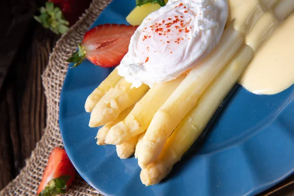 Gotowane szparagi z jajkiem i ziemniakami — Zdjęcie stockowe