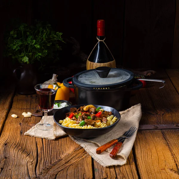 Fussili fideos con klaschise gulash picante y pimentón —  Fotos de Stock