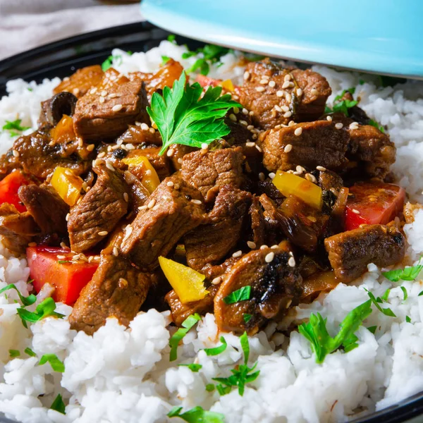 Estofado de ternera tajín con pimentón de arroz y semillas de sésamo —  Fotos de Stock