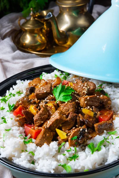 Ragoût de bœuf tajin au paprika de riz et graines de sésame — Photo