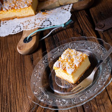 Çerezlerle dolu teneke kutudan sulu peynirli kek