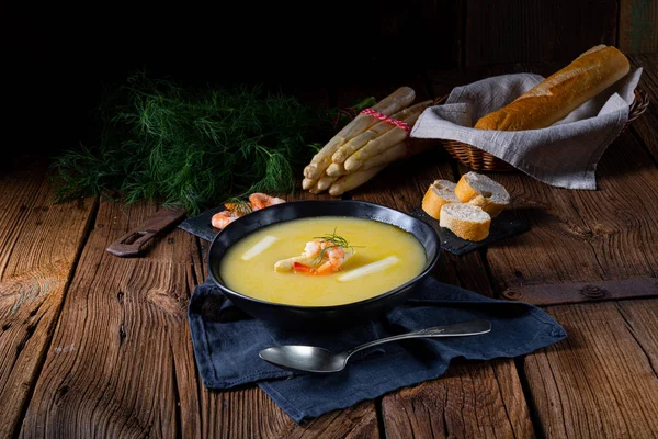 Super leckere Spargelsuppe mit Krabben und Kapern . — Stockfoto