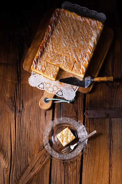 Gâteau au fromage juteux de l'étain avec des crumbles — Photo