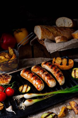 Çeşitli ızgara sebzelerle ızgara sosis