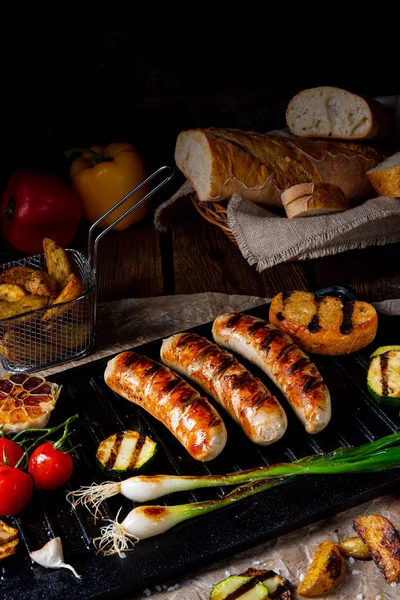 Çeşitli ızgara sebzelerle ızgara sosis