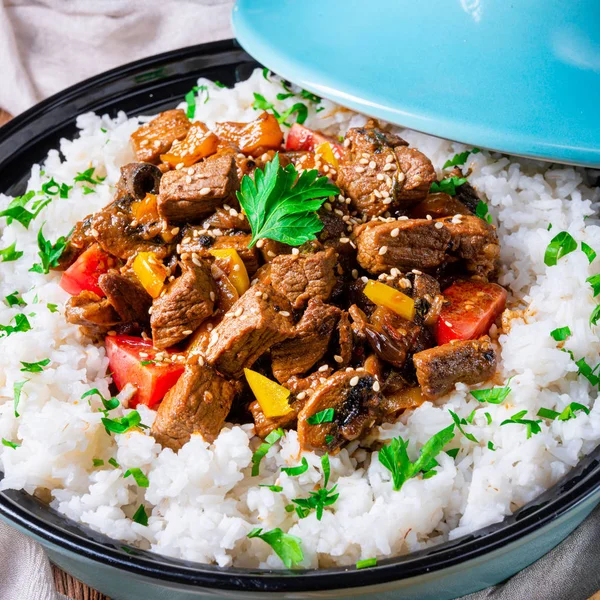 Kırmızı biber ve susamlı Tajin sığır eti güveci.