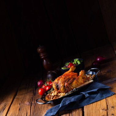 Arpa ve mantarlı ızgara baharatlı tavuk.