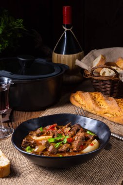 Biber ve soğanlı klasik sığır kebabı.