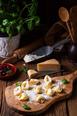 Peynir ve biberli lezzetli tortellini di formaggio.