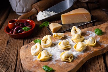 Peynir ve biberli lezzetli tortellini di formaggio.