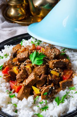 Kırmızı biber ve susamlı Tajin sığır eti güveci.