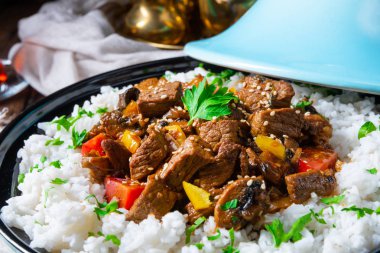 Kırmızı biber ve susamlı Tajin sığır eti güveci.