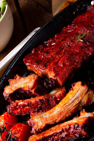 Costillas a la parrilla en adobo picante con ensalada y verduras — Foto de Stock