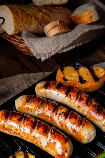 Çeşitli ızgara sebzelerle ızgara sosis