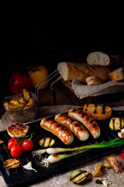 Çeşitli ızgara sebzelerle ızgara sosis