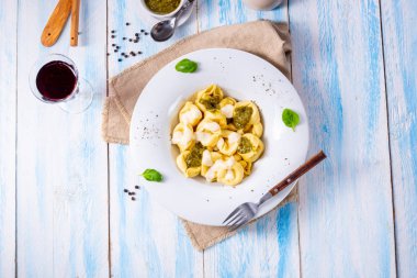 Fesleğen soslu ve peynirli Tortellini di formaggio.