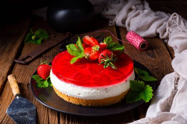 Çilekli kremalı turta.