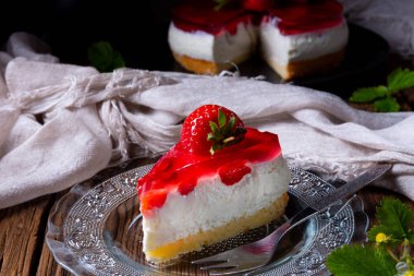 Bisküvi bazlı lezzetli çilekli krem peynirli turta.