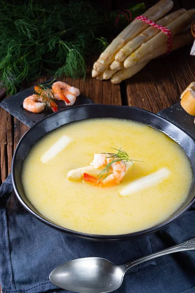 Super deliziosa zuppa di asparagi con granchio e capperi  . — Foto Stock