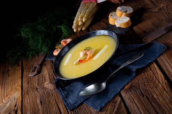 Super délicieuse soupe aux asperges au crabe et câpres  . — Photo