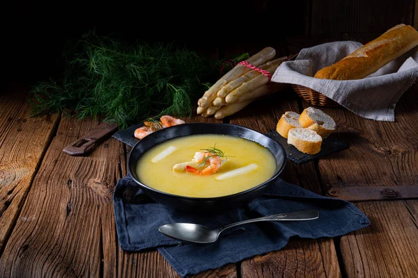 Super leckere Spargelsuppe mit Krabben und Kapern . — Stockfoto