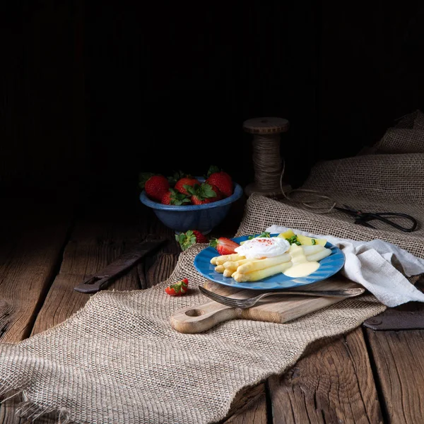 Gekochter Spargel mit Ei und Kartoffeln — Stockfoto