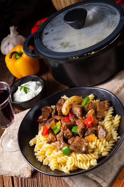 Fussili fideos con klaschise gulash picante y pimentón —  Fotos de Stock