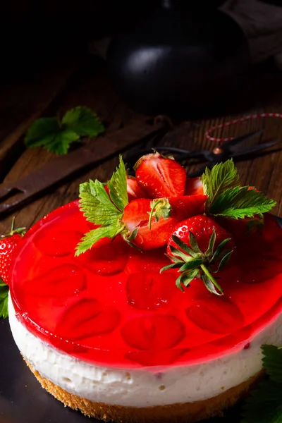 Delicious cream quark pie with strawberries — Stock Photo, Image