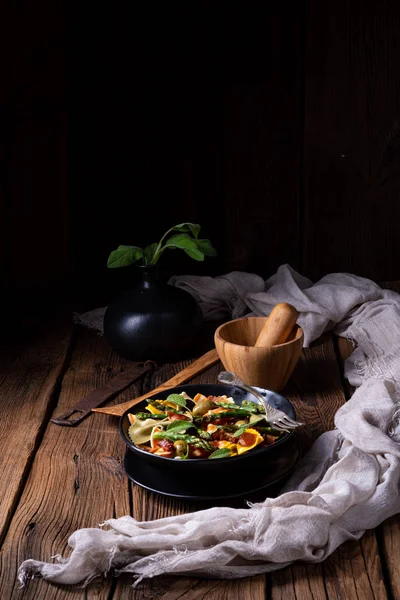 Nudelsalat mit grünem Spargel, Oliven und Parmaschinken — Stockfoto