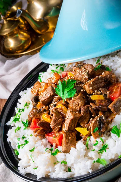 Tajin rundvlees stoofpot met rijst paprika en sesamzaad — Stockfoto