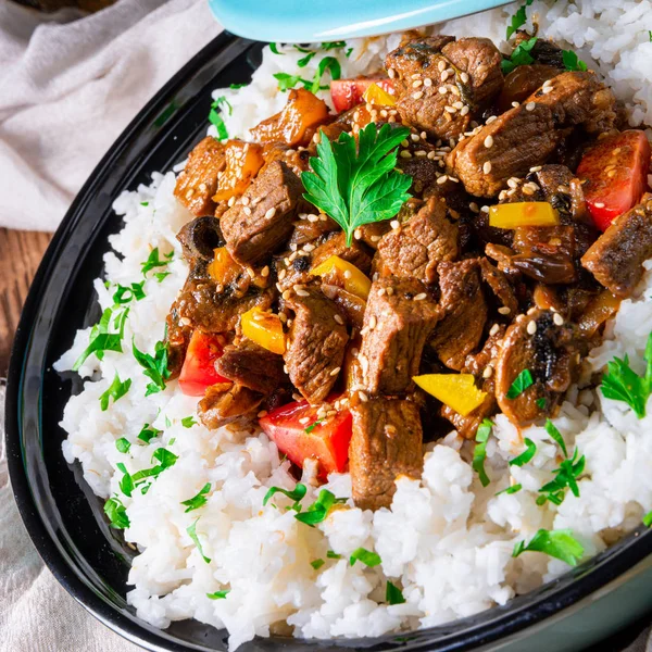 Estofado de ternera tajín con pimentón de arroz y semillas de sésamo —  Fotos de Stock