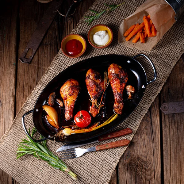 Piernas de pollo a la parrilla en adobo barbacoa con batatas — Foto de Stock