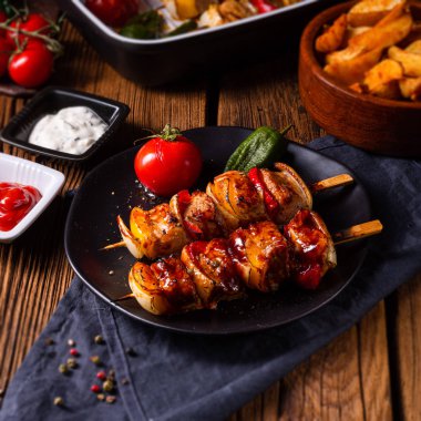 etli ve sebzeli marine edilmiş kebap şişleri.