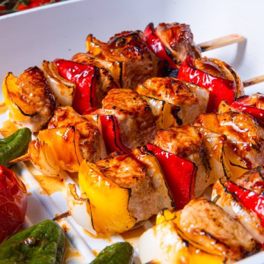 etli ve sebzeli marine edilmiş kebap şişleri.