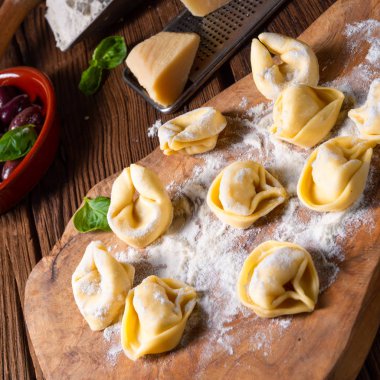Peynir ve biberli lezzetli tortellini di formaggio.
