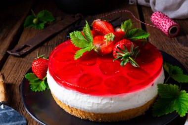 Çilekli kremalı turta.