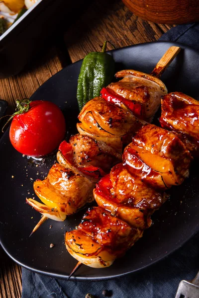 Marinated kebab skewers with meat and vegetables — Stock Photo, Image